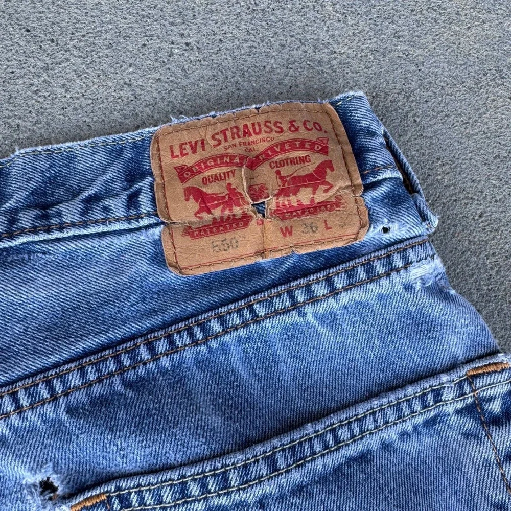 Levi's 550 Relaxed Fit Jeans Mens 36x30 Light Wash Blue Denim Distressed Vintage - Picture 11 of 11